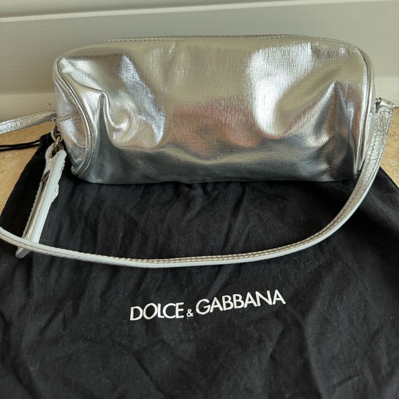 Dolce & Gabbana Silver Metallic Clutch with leopard print inside details - Picture 1 of 9